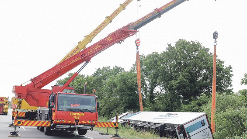 Ein Abschleppunternehmen brachte den Lkw mit einem Kran wieder in eine aufrechte Position. © Foto: Wolters