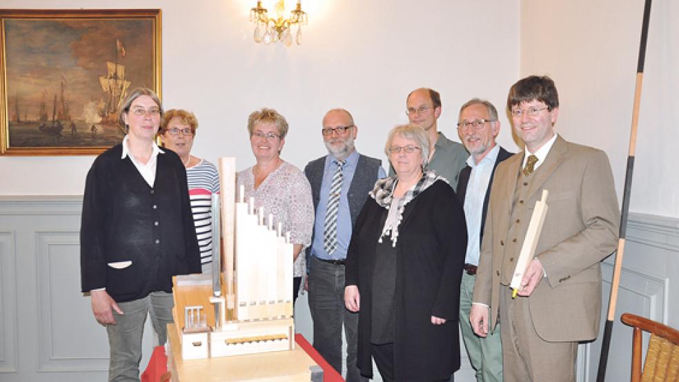 Glückliche Gesichter bei der Übergabe des neuen Orgelkoffers im Organeum (von links): Marie-Christina Jhering, Silke Klüver, Karin Vry, Hilko Pals, Francien Janse-Balzer, Gregor Bergmann, Berthold Groenevold und Winfried Dahlke.  © Foto: Boelmann