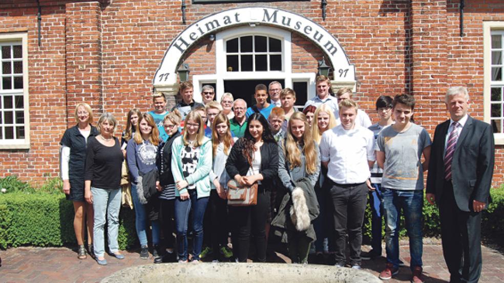Die Politik-Patenkinder mit Angelika Janssen-Harms (links) von der Stadtverwaltung und Sylvia Hempel von der Förderschule (neben ihr) und ihren Paten. Rechts im Bild Bürgermeister Ludwig Sonnenberg. © Foto: Hoegen