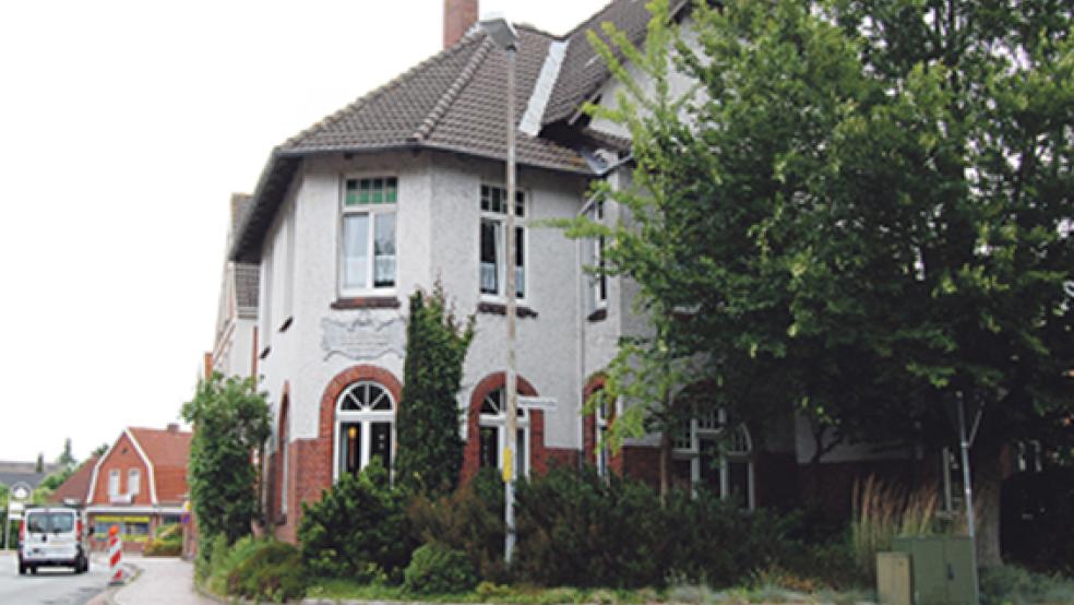 Unter Denkmalschutz steht das ehemalige Haus von Steinmetz Uwe Bernhard an der Einmündung in die Bahnhofstraße. Es genießt damit Umgebungsschutz. © Foto: Hoegen
