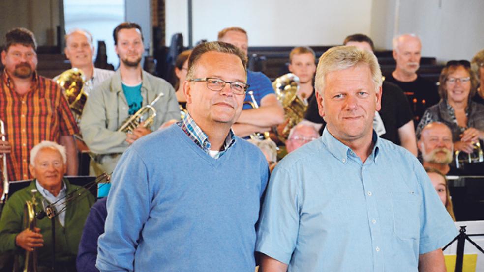 Rund 90 Bläser der Chöre Excelsior Pekela und des Ev.-ref- Bläserchores Weener spielen unter der Leitung der Dirigenten Bauke Burghgraef und Ludwig Sonnenberg (kleines Foto, von links). © Fotos: de Winter