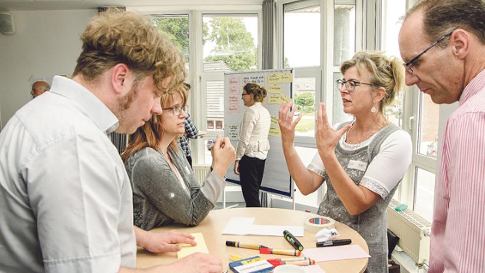 Angeregte Diskussionen beim BiNet-Workshop: Wie lässt sich die Grenze bei der Weiterbildung einreißen? Darüber sprach auch VHS-Leiterin Heike Pilk (2. von rechts). © Foto: Volkshochschule