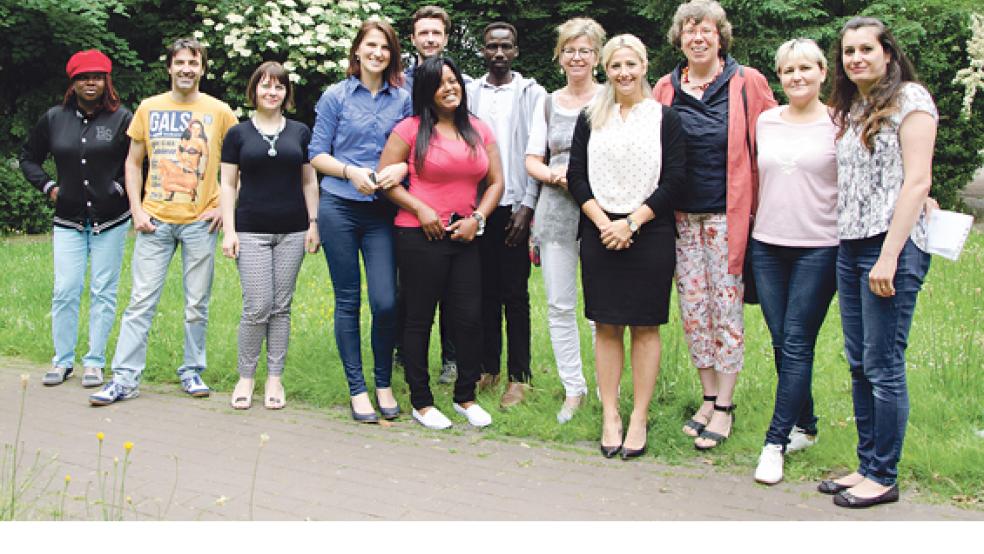 Freude über den Abschluss: Absolventen des Kurses zur berufsbezogenen Sprachförderung mit VHS-Leiterin Heike-Maria Pilk (5. von rechts) sowie den Dozentinnen Teona Wurpts (4. von rechts) und Ursula Behrends (3. von rechts).  © Foto: Volkshochschule