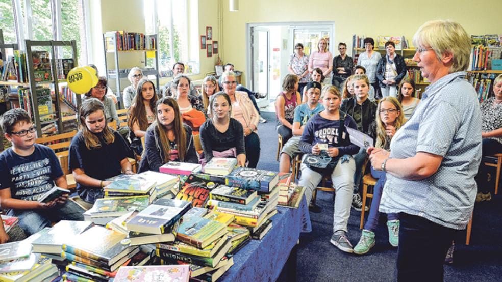Zum Auftakt des »Julius-Club«-Projekts erklärte Büchereileiterin Susanne Fockens (rechts) am Freitagnachmittag in der Weeneraner Stadtbücherei den jungen Lese-Begeisterten das Projekt. © Foto: de Winter