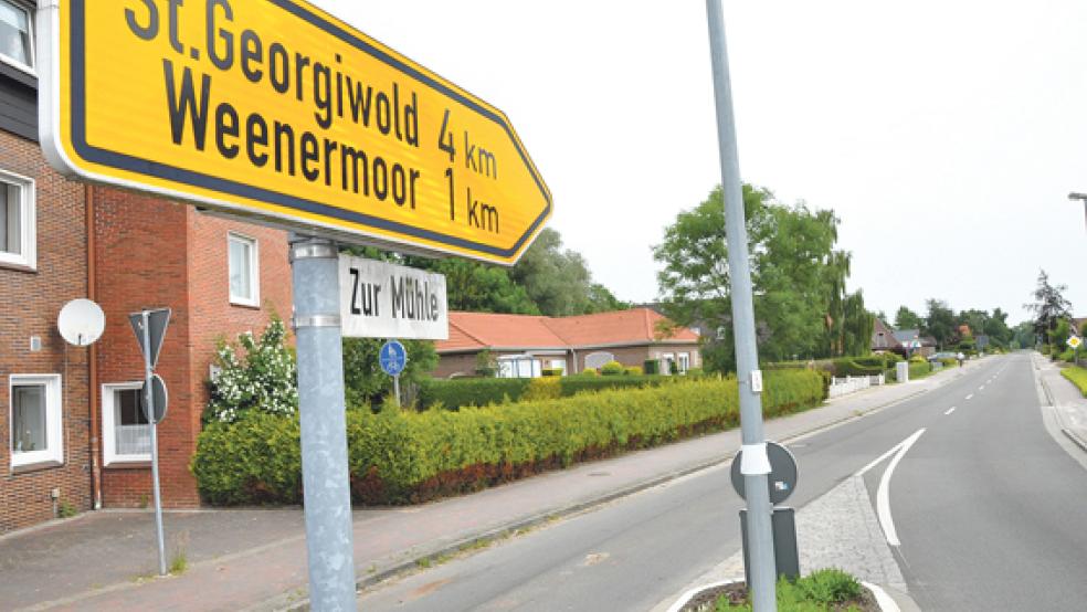 Harm Meinders vom Rheiderländer Fahrradclub (ADFC) kritisiert mehrere Verkehrsregelungen für Radfahrer im Rheiderland.  © Foto: Boelmann