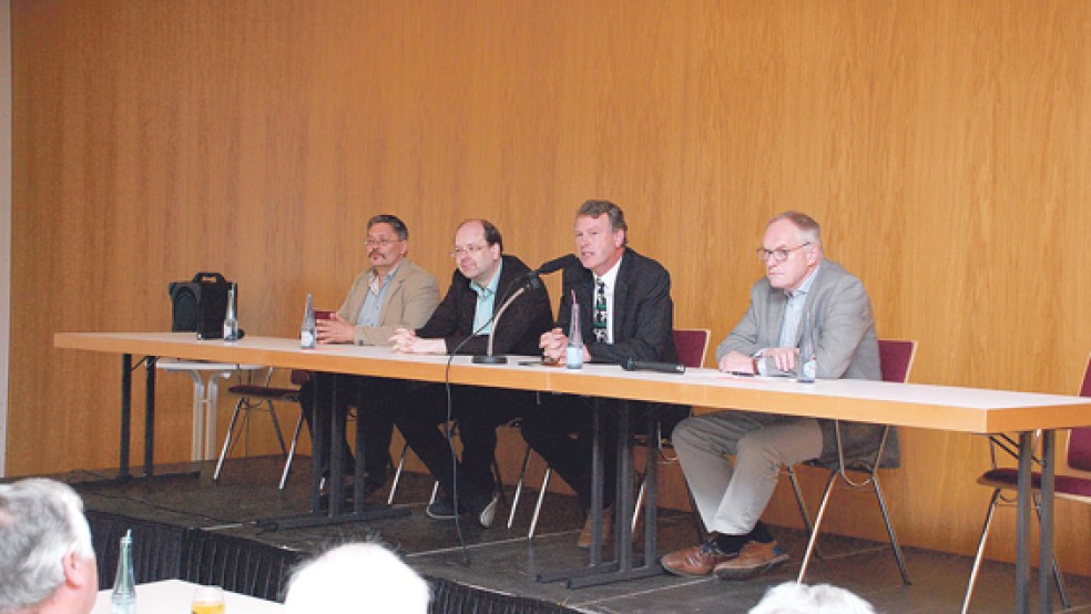 Diskutierten in Ihrhove (von links): Ottmar Ilchmann (Milchbauer und Landesvorsitzender der Arbeitsgemeinschaft bäuerliche Landwirtschaft), Landwirtschaftsminister Christian Meyer, Moderator Arno Ulrichs und Arnold Krämer (Leiter der Bezirksstelle Emsland der Landwirtschaftskammer). © Foto: Thorweger