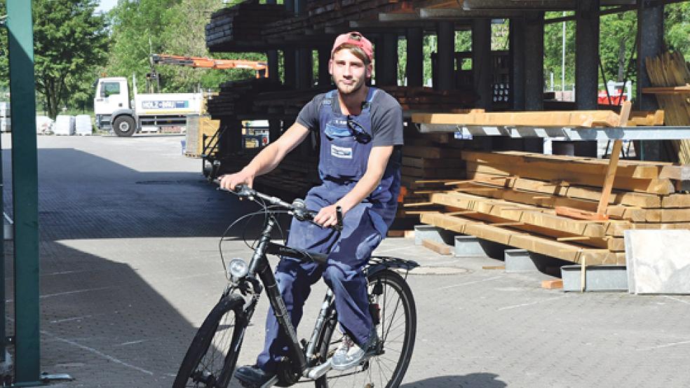 Steven Albrecht aus Ostrhauderfehn fährt jeden Tag mit Rad zu seinen Ausbildungsbetrieb Holz+Bau nach Weener. Die Sperrung der Friesenbrücke zwingt ihn allerdings zu einen Umweg von 35 Kilometern. © Foto: Boelmann