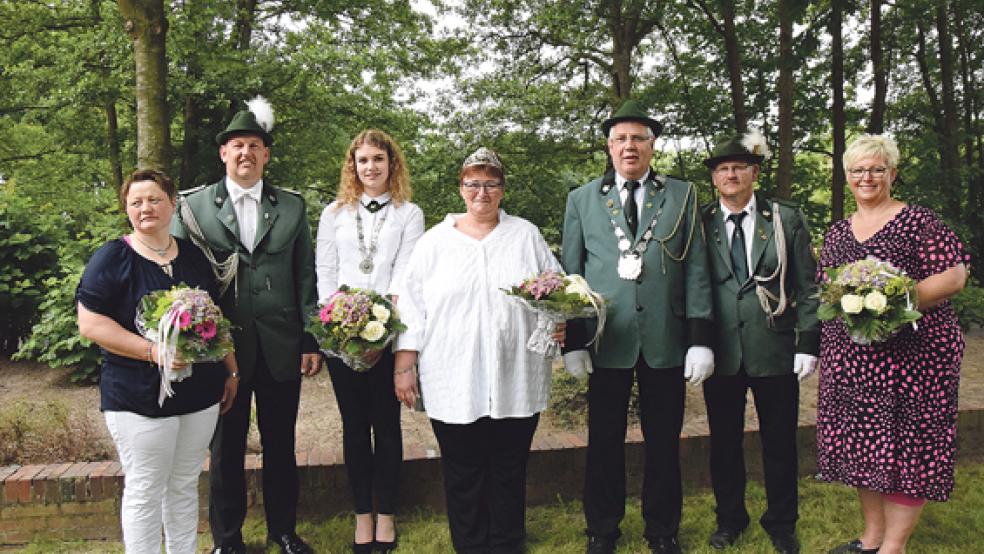 Das neue Königshaus in Diele steht fest: (von links) Heike Katzenberg Groen und Andreas Groen (1. Adjutant), Jugendschützenkönigin Maike Scheller, Edeltraud und Rainer Lübbers (Schützenkönig sowie Udo und Helga Loerts (2. Adjutant). © Fotos:Zuidema