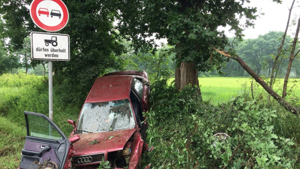 Völlig zerstört wurde der Audi bei dem Unfall in Großoldendorf. Die Fahrerin wurde verletzt geborgen. © Foto: Kreisfeuerwehr