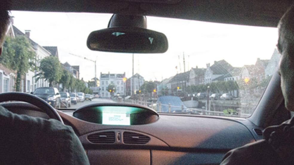 Auf Streife in Weener: Polizeihauptkommissar Stefan Reuwsaat (rechts) und Polizeikommissar Sören Eickhoff fahren mit einem Zivilfahrzeug am Hafen der Stadt. © Fotos: Hanken