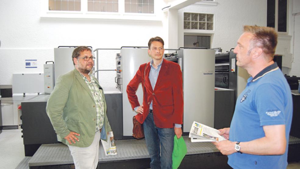 Bei einem Rundgang durch das Verlagsgebäude informierten sich Peter Meiwald (links) und Tammo Lenger über das Medienhaus Risius. Rechts im Bild RZ-Chefredakteur Kai-Uwe Hanken. © Foto: Hoegen