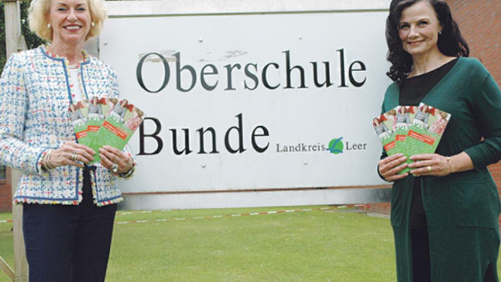 An der Oberschule in Bunde findet heute Abend ein Eltern-Workshop über den verantwortungsbewussten Umgang mit Alkohol statt, der von einem Arbeitskreis des Bundesverbandes der Deutschen Spirituosen-Industrie (BSI) veranstaltet wird. BSI-Geschäftsführerin Angelika Wiesgen-Pick (links) und die CDU-Bundestagsabgeordnete Gitta Connemann als Schirmherrin hoffen auf viele interessierte Eltern. © Foto: Szyska