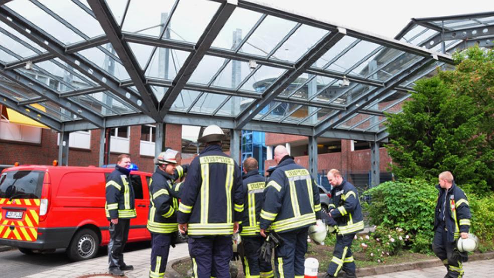 Weil die Brandmeldeanlage ausgelöst hatte, rückte die Leeraner Feuerwehr zum EWE-Parkhaus aus. © Foto: Wolters