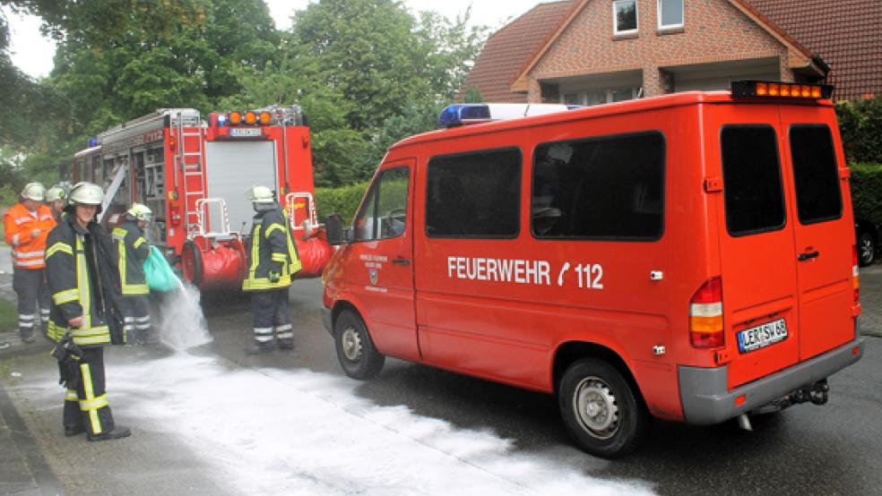Mit Bindemitteln wurden die ausgelaufenen Flüssigkeiten von der Feuerwehr beseitigt. © Foto: J. Rand (Feuerwehr)