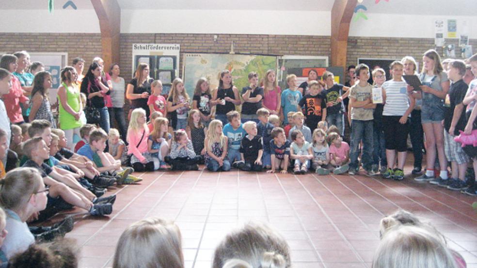 In großer Runde endete die Projektwoche der Grundschule Holthusen zum Thema Kinderliteratur. © Foto: privat