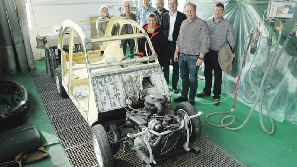 In der Autolackiererei der Malerwerkstätten Klinkenborg GmbH am Katjedeep in Bunde ist ein alter Citroen 2CV (»Ente«), der restauriert wird, derzeit ein Blickfang - auch für die CDU-Delegation mit Landratskandidat Dirk Lüerßen (Dritter von rechts), die von den Firmenchefs Ewald und Achim Klinkenborg (von rechts) durchs Unternehmen geführt wurde. © Foto: Szyska