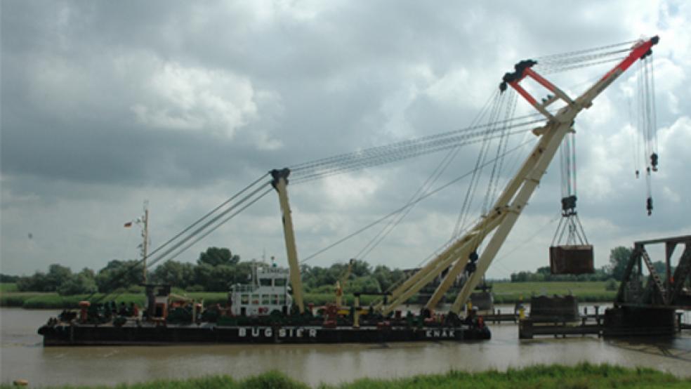 Erfolgreiche Bergung: Der Schwimmkran »Enak« hob heute Vormittag das Kontergewicht der Friesenbrücke. Es war beim Schiffsunfall am 3. Dezember 2015 auf die Schienen geprallt und beschädigt worden. © Foto: Szyska