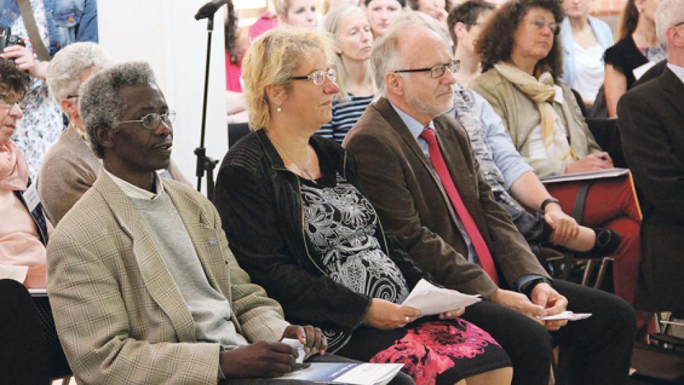 Abdou Ouedraogo (Delegierter des Niedersächsischen Integrationsrates), Andrea Risius (Bürgermeisterin der Stadt Emden) und Prof. Dr. Gerhard Kreutz (Präsident der Hochschule Emden/Leer) nahmen an der Tagung teil (von links).  © Foto: Hochschule