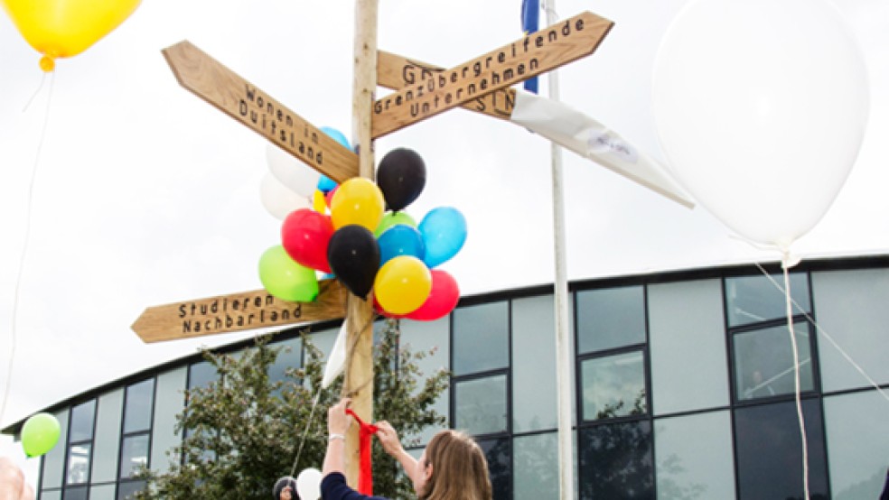 Wegweiser für eine berufliche Perspektive im Nachbarland: Mit einem symbolischen Akt wurde der GrenzInfoPunkt in Bad Nieuweschans eröffnet. © Fotos: Hanken