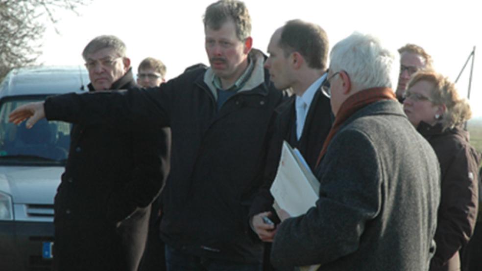 Beim Ortstermin Ditzumer Warpen am 9. März: Landwirt Gerold Foget im Gespräch mit Verwaltungsrichter Thomas Hombert. © Foto: Szyska