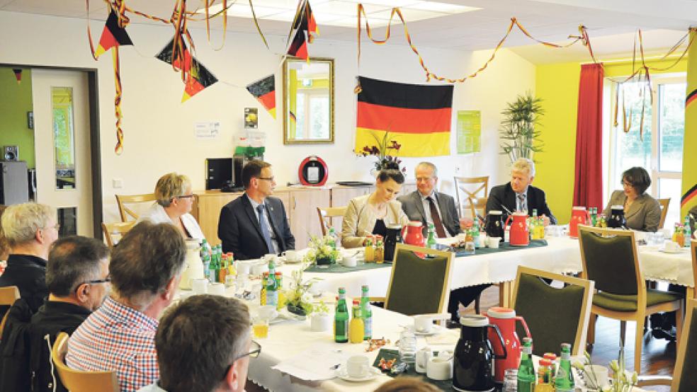 In der Seniorenresidenz »Zur Baumschule« in Weener wurde am Mittwoch mit Experten über die hausärztliche Versorgung im Rheiderland diskutiert. Eingeladen hatte die CDU-Abgeordnete Gitta Connemann.  © Foto: Boelmann