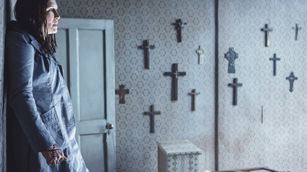 Wie dicht mag Lorraine Warren (Vera Farminga) dem Poltergeist wohl auf den Fersen sein? © Foto: Matt Kennedy/Warner Bros.