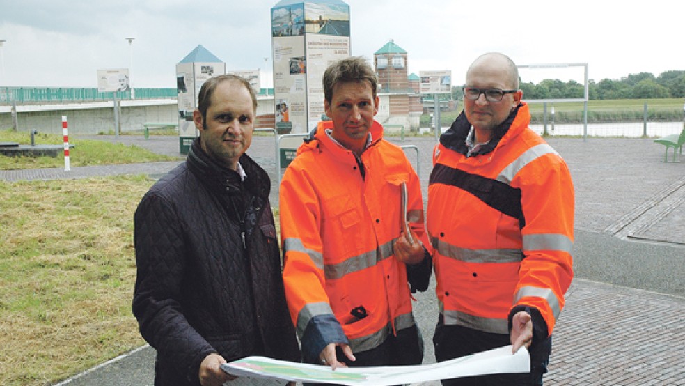 Bei der offiziellen Freigabe des neugestalteten Info-Platzes an der Jann-Berghaus-Brücke (von links): Frank Buchholz (Leiter des Geschäftsbereichs Aurich), Theo Wilken (Sachbearbeiter Landschaftspflege) und Florian Pfaff (Projektingenieur) von der Niedersächsischen Landesbehörde für Straßenbau und Verkehr. © Fotos Szyska