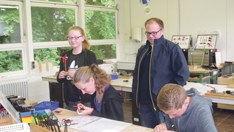 Gemeinsam aktiv: Henning Lichtenstein von der EWE und Schüler der Klasse 8R der Carl-­Goerdeler-Schule in Jemgum. © Foto: privat