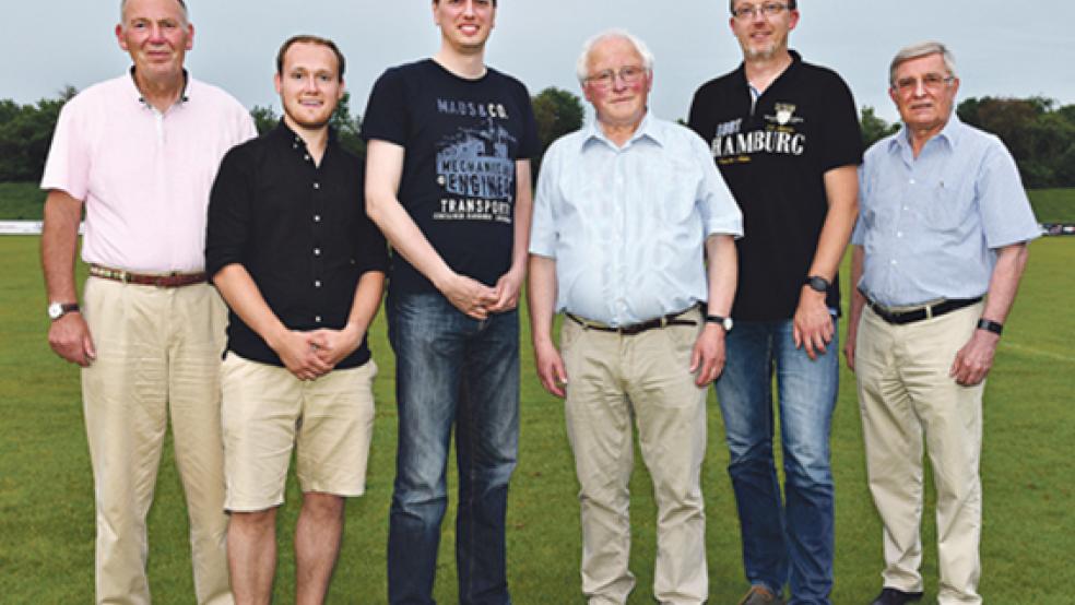 Die Verantwortlichen für den Schiedsrichterbetrieb im Fußballkreise Leer und Emden: Bernd Garen (Bezirksschiedsrichterausschuss), Waldemar Schwab, Holger Olthoff (Schiedsrichterpool Ostfriesland), Matthias Olthoff (Ansetzer), Johann Schön (Kreisvorsitzender). © Foto: privat