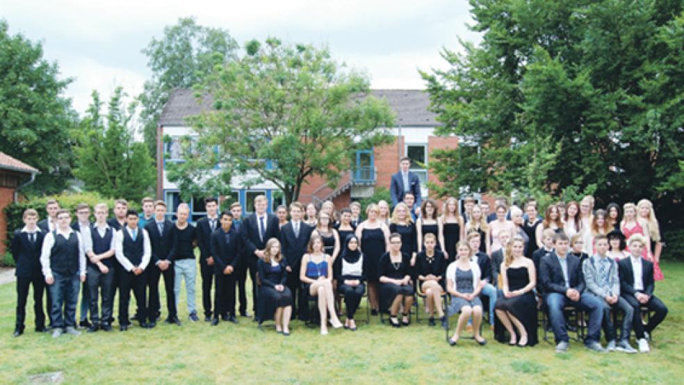 Vor der Zeugnisausgabe stellten sich die Abgänger des Hauptschulzweigs der Oberschule Weener zum Erinnerungsfoto zusammen. © Foto: Hoegen