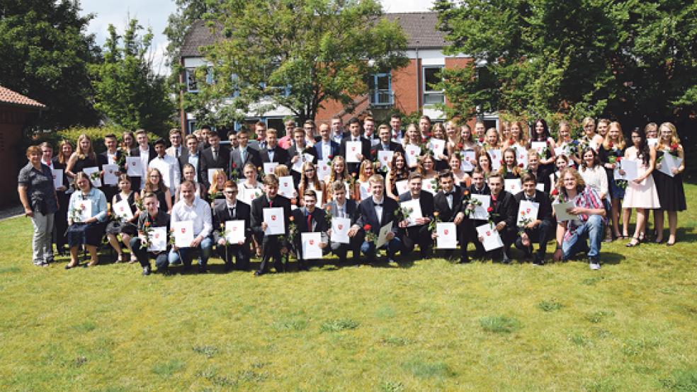 Die Schulabgänger des Realschulzweigs der Oberschule Weener mit ihren Zeugnissen. © Foto: Zuidema