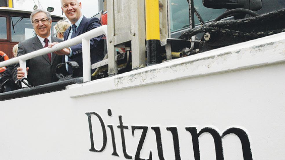 Auf der Emsfähre in Ditzum (von links): EU-Umweltkommissar Karmenu Vella mit dem SPD-Europaabgeordneten und Landratskandidaten Matthias Groote. © Foto: Szyska