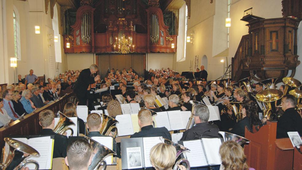 Ludwig Sonnenberg dirigiert den 80-köpfigen Bläserchor, der zum Auftakt des Konzertabends »Trumpet Voluntary« spielt. © Foto: Hoegen