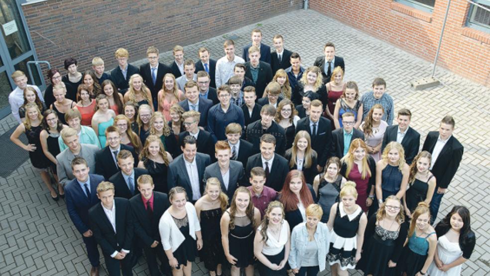 Edler Zwirn und schicke Kleider dominierten: Die Abgänger der Grundschule Bunde bei ihrem gemeinsamen Erinnerungsfoto. © Foto: Himstedt