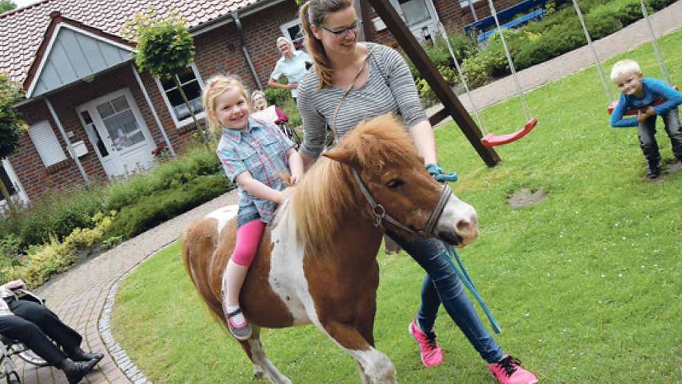 Die kleineren Besucher des Festes konnten sich beim Ponyreiten vergnügen. © Foto: Zuidema