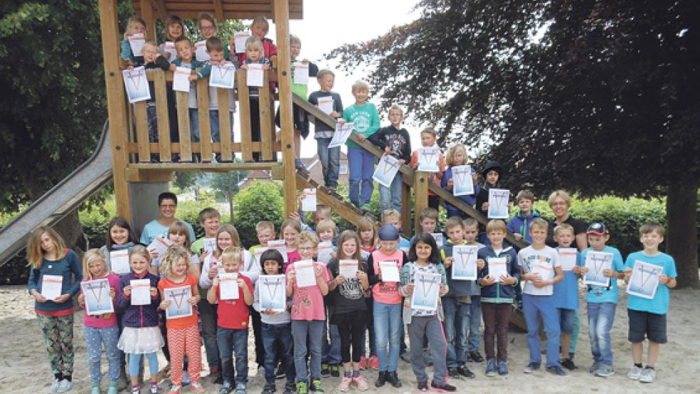 Stolz präsentieren die Kinder der Grundschule Dollart ihre Sportabzeichen. © Foto: privat