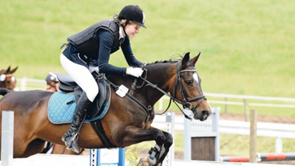 Anika Casten vom FRV Filsum war mit »Kendrick« (linkes Foto) sowohl in Springprüfungen als auch im Dressurviereck erfolgreich. Ineke Schulte vom RuF Rheiderland zeigte einen schönen Ritt. © Fotos: Gleich
