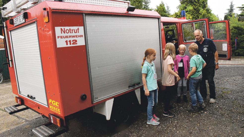 Im Feuerwehrwagen durften die Kleinen durch den Ort fahren.  © 