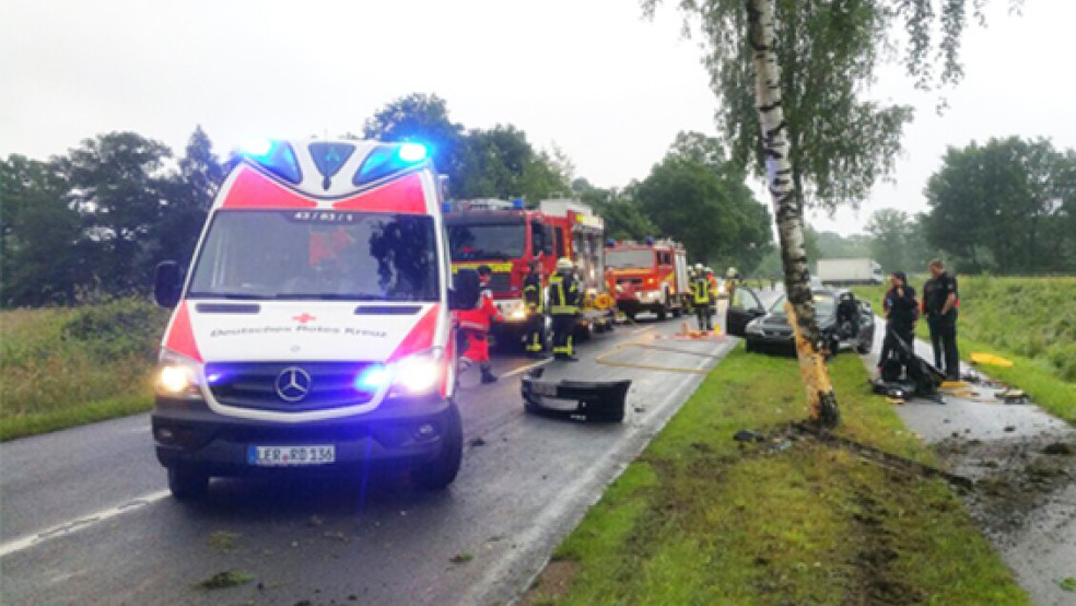 Aus dem Wrack seines Opel mussten Rettungskräfte den schwerverletzten Fahrer bergen. © Foto: Kreisfeuerwehr Leer