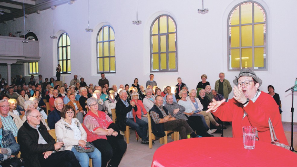 Kabarettistin Ulrike Böhmer hatte bei ihren »Visionen vonne Kirche« die Lacher auf ihrer Seite. © Foto: Dübbel (Kirchenkreis)