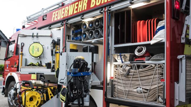 Feuerwehr hilft einer kranken Frau