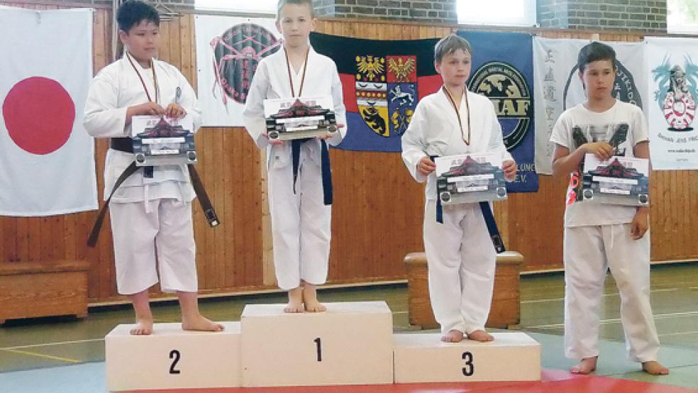 Oben auf das Siegertreppchen konnte sich Tom Karafotias (zweiter von links) vom TuS Weener beim Osaka Cup wegen seiner guten Leistungen im Kumite stellen.  © Fotos: privat