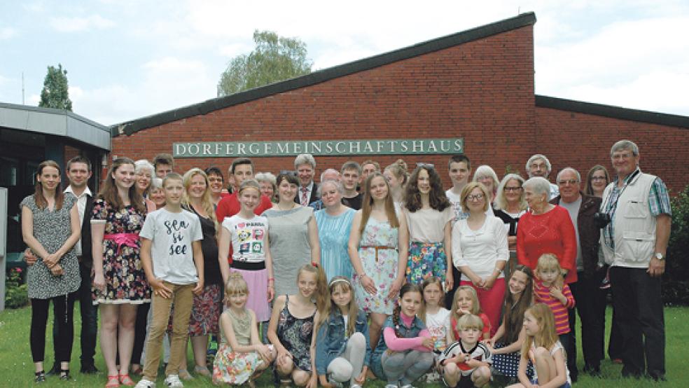 18 Kinder aus Weißrussland und ihre beiden Betreuerinnen Olga Kelmuts und Ina Petrovskaya wurden von Bürgermeister Johann Tempel (Bildmitte hinten) im Dörfergemeinschaftshaus in Jemgum empfangen. Organisiert wird der Aufenthalt von der Initiative »Hilfe für Kinder von Tschernobyl« mit dem Vorsitzenden Klaus Hartmann (rechts). © Foto: Szyska