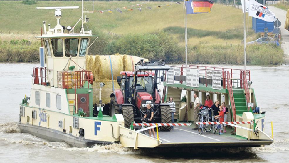 Als die Jann-Berghaus-Brücke bei Leerort umgebaut wurde, setzte der Landkreis die Fähre »Julius« ein, um die Ems zu passieren.  © Foto: Archiv