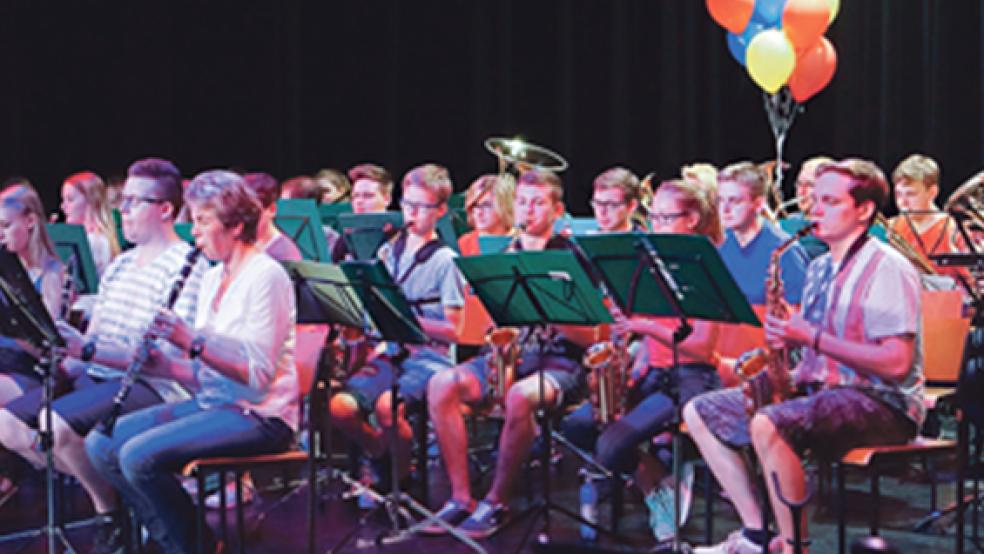 Das größte Ensemble auf der Bühne ist das Jugendorchester des TurnerMusikVereins Weener, das »Fascinating Drums« und ein »Disney-Medley« präsentierte. © Fotos: privat