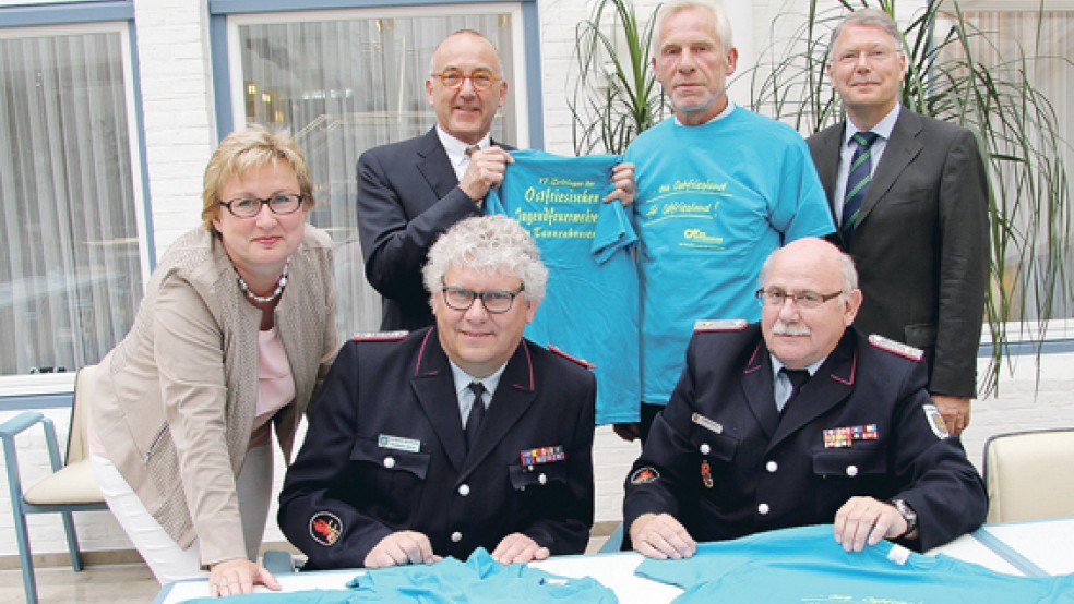 In Gegenwart von Ernst Hemmen, Präsident des Ostfriesischen Feuerwehrverbands, übergeben Joachim Queck (Vorstandsvorsitzender), Heinz-Herbert Dirks und Signe Foetzki von der Brandkasse T-Shirts für die Jugendwehren an Paul-Dieter Köller (Kreisjungendfeuerwehrwart a.D.) und Friedhelm Tannen (Sprecher der Jugendfeuerwehr Ostfriesland). © Foto: privat