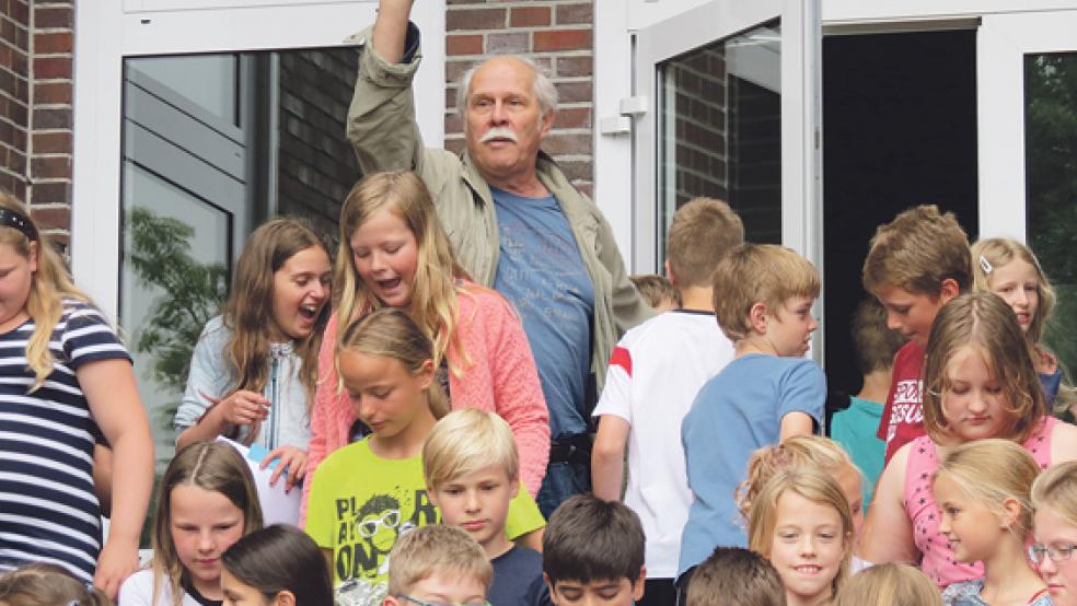 Ein Gruß zum Abschied inmitten »seiner« Bunder Grundschüler: Gerhard Fey ist am Mittwoch aus dem aktiven Schuldienst ausgeschieden. © Leserfoto: Martina Löning