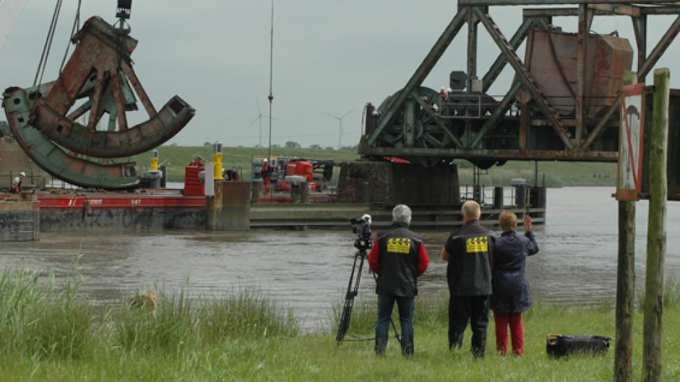Nach der hindernisreichen Bergungsaktion soll der Brückenpfeiler in Kürze untersucht werden. © Foto: Szyska