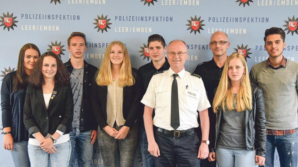 Die zukünftigen Fachoberschüler mit Polizeidirektor Johannes Lind und Polizeioberkommissar Thorsten Lünemann nach der Vertragsunterzeichnung in der Polizeiinspektion Leer/Emden. © Foto: Polizei