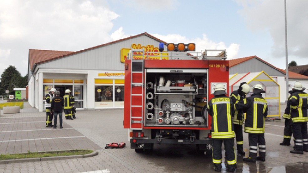 Die Feuerwehr Warsingsfehn war mit 23 Einsatzkräften und zwei Fahrzeugen vor Ort. © Foto: Wolters